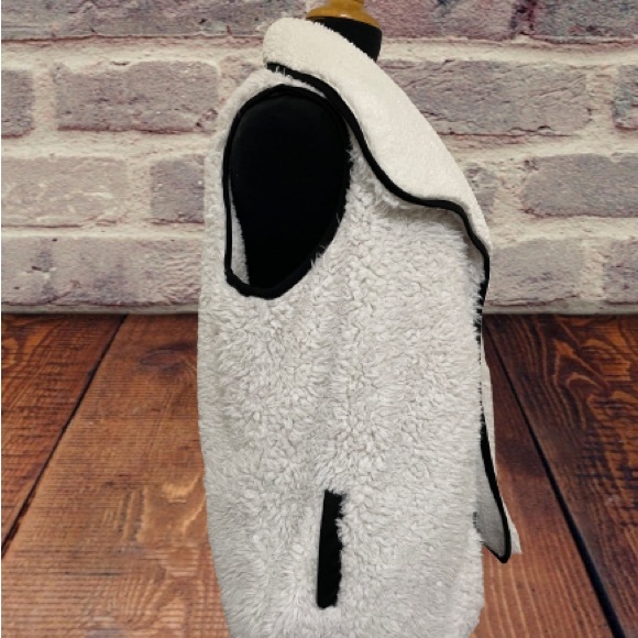 Women’s C.C. Exclusives fuzzy vest cream size small - Picture 3 of 7